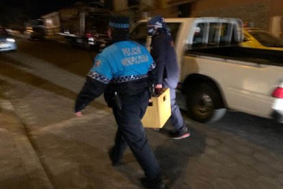 Varias jabas de cerveza fueron decomisadas del lugar.