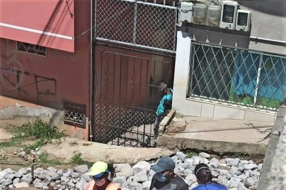 Vecinos de La Comuna se juntaron para realizar trabajos en un pasaje.
