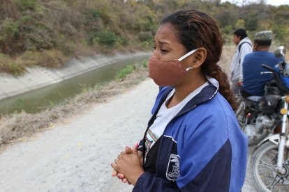 Jessenia Cuzme suplica por ayuda para localizar a su sobrina Génesis de 10 años, desaparecida mientras se bañaba en este caudal.