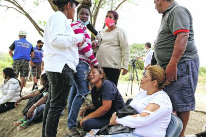 Sentada en el suelo, cerca del trasvase en la vía a la costa, Ana Cuzme Caicedo lloraba desconsolada por la desaparición de su hija.