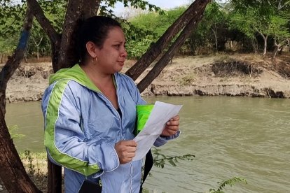 Laura Tigua, sostiene en sus manos una hoja con la foto de Kimberly, su hija de 14 años.