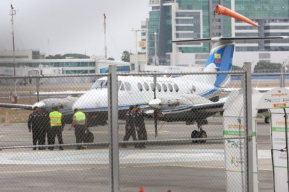 A esta hora, un avión bimotor estaría listo para el traslado del exmandatario a Quito, una vez que fuera detenido en su domicilio, la mañana de este miércoles 12 de agosto de 2020