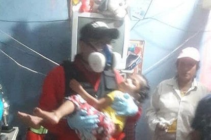 La niña fue atendida por los bomberos.