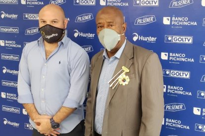 Ermen Benítez (d) recibió de parte de Miguel Ángel Loor, presidente de la LigaPro, una medalla como parte de la presentación del premio que lleva su nombre.