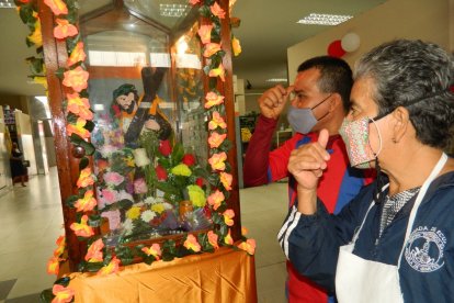 Luis Chávez y Celeste Zumba se persignan al ingresar a sus locales.