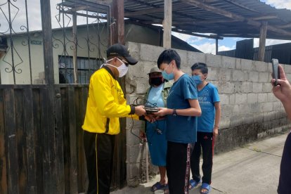 Los ‘guambras’ van con todas las medidas de bioseguridad y cada elemento del computador es previamente desinfectado.