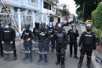 a policía y Fiscalía sacaron ayer de la cama a Abdalá Bucaram Ortiz.