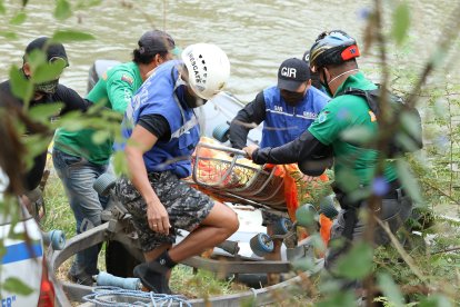 El cuerpo de Génesis fue localizado la mañana de ayer. Personas del GIR lo retiran del agua.