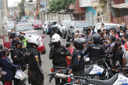 Decenas de agentes de la fuerza pública siguen apostados en las afueras del hospital del Suburbio, donde se encuentra Bucaram, cuyos seguidores están presentes y pendientes de lo que pase con é