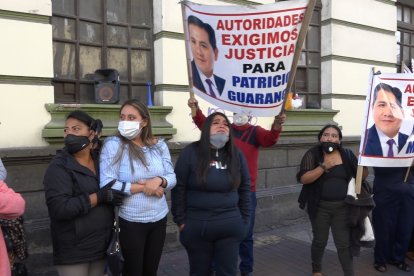 Los familiares del fallecido Patricio Guaranga se apostaron en las afueras de la Corte de Justicia de Chimborazo y se congratularon con el fallo.