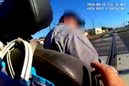 La escena fue grabada con una cámara que la policía llevaba en el cuerpo.