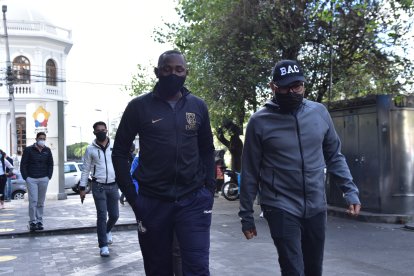 Uno de los agentes de tránsito (izq.) en el caso de delincuencia organizada. 



  . Quito 12 de agosto     del 2020  Agencia (ag - expreso ag extra) AGENTE DE LA ANT