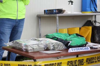 Las evidencias que, al parecer, les encontraron a los sospechosos en el momento de su detención.