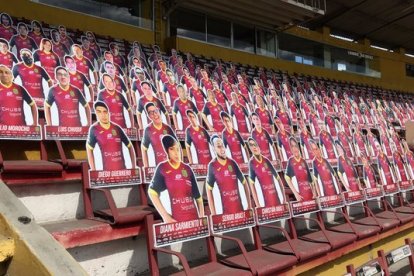 Los graderíos ya está repletos de muñecos con el rostro de hinchas que pagaron 15 dólares.