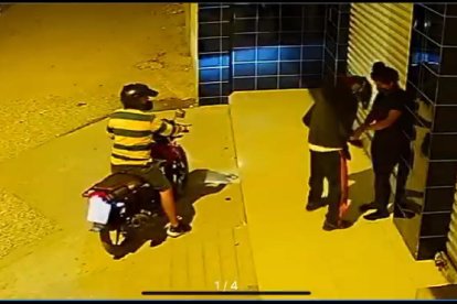 La empleada de una farmacia fue asaltada al salir de su trabajo.