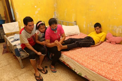 Henry es pie plano y el zapato convencional lastima su caminar, por eso anda descalzo. En una ocasión se cortó por esa