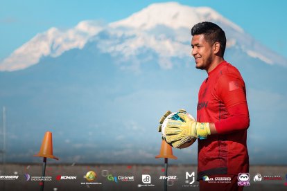 Espectacular la foto del arquero Walter Chávez del Técnico Universitario, único invicto de la Ligapro.
