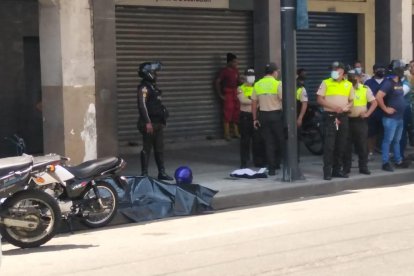 La víctima mortal quedó tendida en la vereda, junto a la moto que conducía.