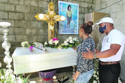 Ana Tigua no pudo contener las lágrimas al recordar que ayer debía celebrar el onomástico de Génesis, la segunda de sus niñas.