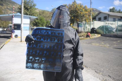 Rosa anda cubierta todo su cuerpo. Desde que se contagió tiene miedo salir a la calle.