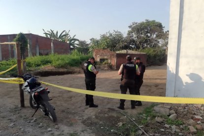 La policía llegó al sitio para iniciar las investigaciones del ataque mortal.