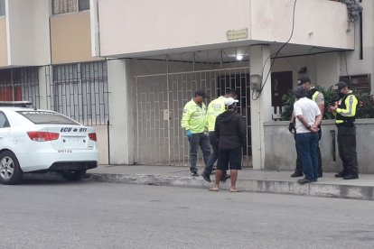 El desconocido se metió en esta vivienda ubicada en el centro de Santa Elena.