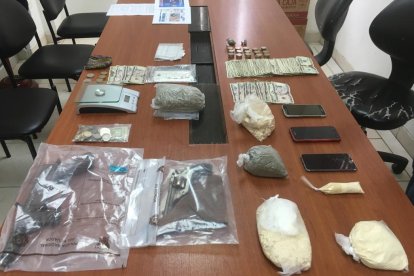 Los objetos que se decomisaron durante los allanamientos policiales.