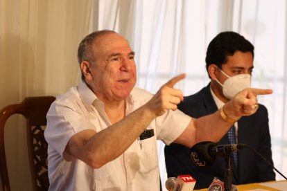 El exmandatario y su abogado comunicaron que presentarán varias demandas, tras el allanamiento efectuado el miércoles de esta semana en la casa del político.