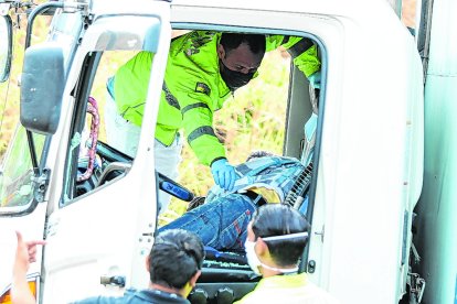 Jimmy Agapito Dávila fue asesinado a tiros. Su cuerpo quedó dentro de la cabina del camión blanco que conducía. 
14 AGOSTO del 2020

GERARDO MENOSCAL

Agencia (ag-expreso)