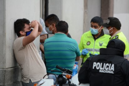 Allegados a la víctima lamentan lo ocurrido. Junto a ellos la Policía recopila información.