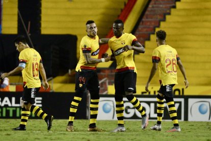 José Angulo (c) fue autor del único tanto, con el que Barcelona venció a Orense.