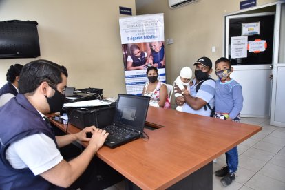 Trabajadores del Registro Civil realizaron inscripciones de nacimiento en el UPC de El Fortín, en el noroeste de Guayaquil.