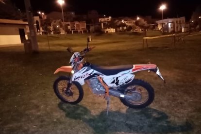 Esta es la motocicleta que un joven de 18 años de edad iba empujando.