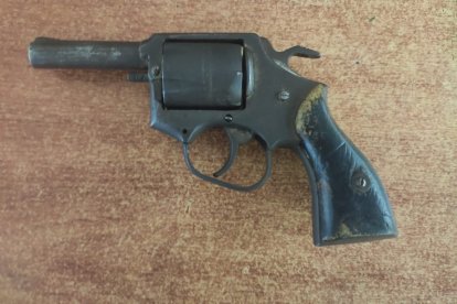 En poder de los menores de edad se encontró un arma de fuego y dos cartuchos.