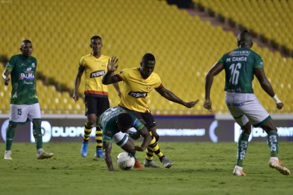 El delantero José Angulo (c) tuvo un debut soñado con Barcelona.