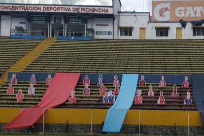 Imágenes de hinchas de El Nacional se ubicaron en la preferencia del estadio Atahualpa, mientras que en los exteriores se realizó un banderazo que no está permitido por las autoridades.