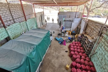En una de las viviendas allanadas encontraron decenas de sacos de cebolla que al parecer iban a ser contrabandeados