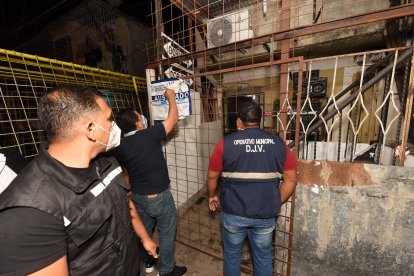 En diez locales comerciales y en cuatro viviendas se identificó ventas ilegales de alcohol y la realización clandestina de reuniones sociales, respectivamente.