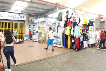 En este sector  de venta de celulares y ropa fue agarrado el supuesto delincuente. 
GERARDO MENOSCAL
Agencia (ag-expreso)