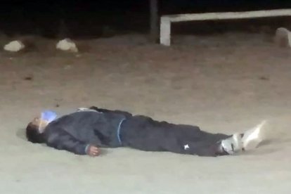 El cuerpo del adulto mayor permaneció en el suelo por más de 40 minutos.