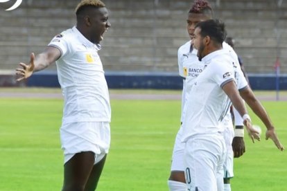 El delantero colombiano Cristian Martínez (i) abrió el marcador en Riobamba y se consolidó como goleador de la LigaPro con ocho tantos.