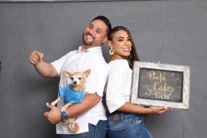 La comunicadora está dedicada a su restaurante. Junto a ella su esposo y Pichi.