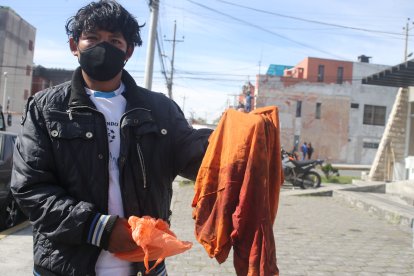 Paúl Pilatasig muestra cómo quedó su camiseta luego de ser apuñalado. La mañana de ayer fue con su madre a poner la denuncia.
