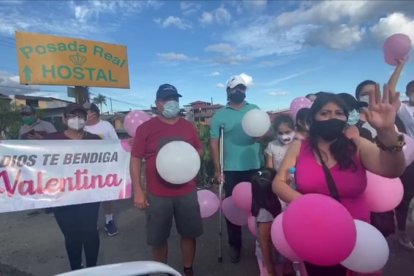 En El Puyo, Valentina fue ovacionada por su familia paterna, luego continuó su camino a El Tena.