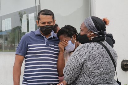 Los familiares de la víctima llegaron al Laboratorio de Criminalística para retirarlo.