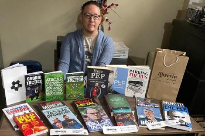 El DT Jonathan  Mendoza montó en su casa la Librería El Profe.