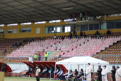 En el partido anterior en Cuenca, las gradas del estadio estuvieron ocupadas por los muñecos.