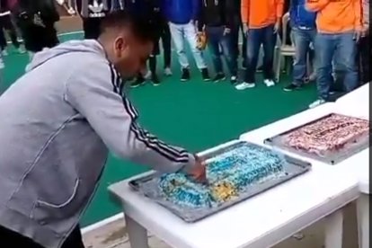 Con dos pasteles festejaron onomástico de un supuesto Chonero.