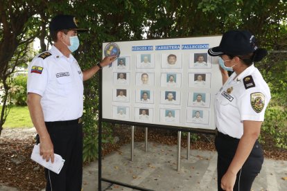 Un mural muestra el rostro de los 16 uniformados que murieron durante la emergencia.