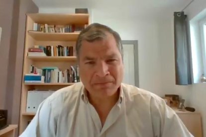 Rafael Correa observó y participó de la transmisión de la presentación del binomio.